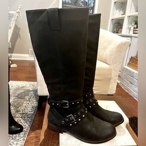 UNR8ED zip-up boots with ankle detail. Like new